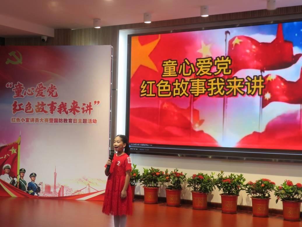 女孩坐缆车悬空被挂车外,游客扔掉雪橇飞奔上前,众人合力救下