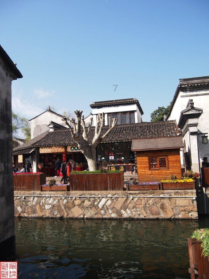 红色波浪连衣裙,既高雅又大气,这样一身凸显魅力的穿搭,你会喜欢吗?-有问必答平台
